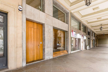 Estupendo local moderno y totalmente reformado en un entorno privilegiado. Situado frente de la plaza, orientación sur, colindante a Carlos III, peatonal con mucho tránsito.Tiene dos estancias y cuenta con armarios para la organización de materiales.
Es ideal para montar un negocio.