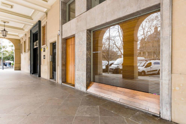 Estupendo local moderno y totalmente reformado en un entorno privilegiado. Situado frente de la plaza, orientación sur, colindante a Carlos III, peatonal con mucho tránsito.Tiene dos estancias y cuenta con armarios para la organización de materiales.
Es ideal para montar un negocio.