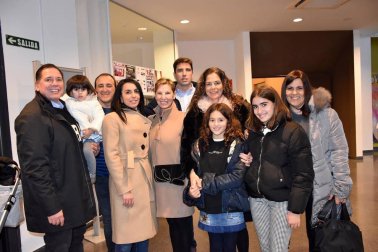 A diferencia de la mayoría de los otros niños del orfanato dirigido por la señorita Hannigan, Annie cree que sus padres aún están vivos y que algún día volverán a buscarla. Esta obra es la que vieron los vecinos de Ribaforada el  domingo 12 de enero. Los niños como sus padres pasaron una tarde entretenida siguiendo las aventuras de Annie.