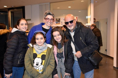 A diferencia de la mayoría de los otros niños del orfanato dirigido por la señorita Hannigan, Annie cree que sus padres aún están vivos y que algún día volverán a buscarla. Esta obra es la que vieron los vecinos de Ribaforada el  domingo 12 de enero. Los niños como sus padres pasaron una tarde entretenida siguiendo las aventuras de Annie.