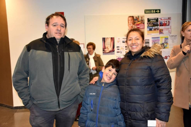 A diferencia de la mayoría de los otros niños del orfanato dirigido por la señorita Hannigan, Annie cree que sus padres aún están vivos y que algún día volverán a buscarla. Esta obra es la que vieron los vecinos de Ribaforada el  domingo 12 de enero. Los niños como sus padres pasaron una tarde entretenida siguiendo las aventuras de Annie.