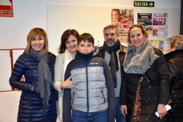A diferencia de la mayoría de los otros niños del orfanato dirigido por la señorita Hannigan, Annie cree que sus padres aún están vivos y que algún día volverán a buscarla. Esta obra es la que vieron los vecinos de Ribaforada el  domingo 12 de enero. Los niños como sus padres pasaron una tarde entretenida siguiendo las aventuras de Annie.