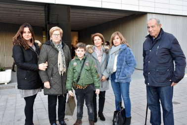 A diferencia de la mayoría de los otros niños del orfanato dirigido por la señorita Hannigan, Annie cree que sus padres aún están vivos y que algún día volverán a buscarla. Esta obra es la que vieron los vecinos de Ribaforada el  domingo 12 de enero. Los niños como sus padres pasaron una tarde entretenida siguiendo las aventuras de Annie.