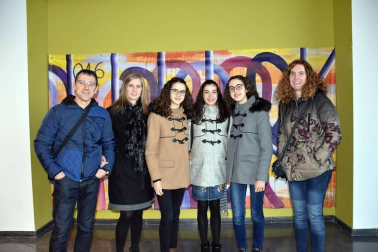 A diferencia de la mayoría de los otros niños del orfanato dirigido por la señorita Hannigan, Annie cree que sus padres aún están vivos y que algún día volverán a buscarla. Esta obra es la que vieron los vecinos de Ribaforada el  domingo 12 de enero. Los niños como sus padres pasaron una tarde entretenida siguiendo las aventuras de Annie.