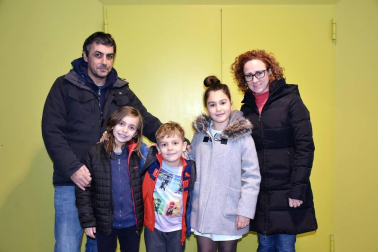 A diferencia de la mayoría de los otros niños del orfanato dirigido por la señorita Hannigan, Annie cree que sus padres aún están vivos y que algún día volverán a buscarla. Esta obra es la que vieron los vecinos de Ribaforada el  domingo 12 de enero. Los niños como sus padres pasaron una tarde entretenida siguiendo las aventuras de Annie.
