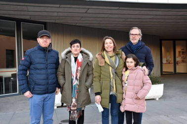 A diferencia de la mayoría de los otros niños del orfanato dirigido por la señorita Hannigan, Annie cree que sus padres aún están vivos y que algún día volverán a buscarla. Esta obra es la que vieron los vecinos de Ribaforada el  domingo 12 de enero. Los niños como sus padres pasaron una tarde entretenida siguiendo las aventuras de Annie.