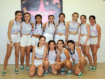 Peralta acogió un Festival Solidario en beneficio de la Asociación Navarra de Amigos del Sahara. Una reunión cargada de energía positiva en la que bailarines de diferentes edades sorprendieron al público con sus coreografías.