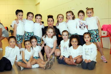 Peralta acogió un Festival Solidario en beneficio de la Asociación Navarra de Amigos del Sahara. Una reunión cargada de energía positiva en la que bailarines de diferentes edades sorprendieron al público con sus coreografías.
