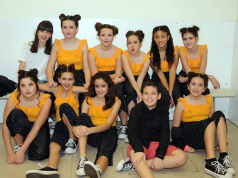Peralta acogió un Festival Solidario en beneficio de la Asociación Navarra de Amigos del Sahara. Una reunión cargada de energía positiva en la que bailarines de diferentes edades sorprendieron al público con sus coreografías.