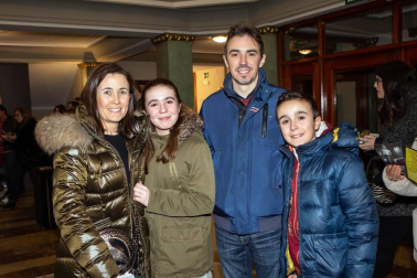 El pasado domingo, el escenario del Teatro Gayarre acogió a una banda tributo a Queen, en un espectáculo que consiguió trasmitir al público la fuerza, emoción y genialidad musical de este grupo y de su mítico cantante, Freddie Mercury. Temas como We are the champions, I want to break free, We will rock you o Bohemian Rhapsody hicieron disfrutar al variado público que se congregó para la ocasión.