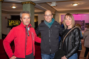 El pasado domingo, el escenario del Teatro Gayarre acogió a una banda tributo a Queen, en un espectáculo que consiguió trasmitir al público la fuerza, emoción y genialidad musical de este grupo y de su mítico cantante, Freddie Mercury. Temas como We are the champions, I want to break free, We will rock you o Bohemian Rhapsody hicieron disfrutar al variado público que se congregó para la ocasión.