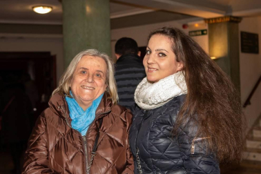 El pasado domingo, el escenario del Teatro Gayarre acogió a una banda tributo a Queen, en un espectáculo que consiguió trasmitir al público la fuerza, emoción y genialidad musical de este grupo y de su mítico cantante, Freddie Mercury. Temas como We are the champions, I want to break free, We will rock you o Bohemian Rhapsody hicieron disfrutar al variado público que se congregó para la ocasión.