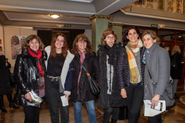 El pasado domingo, el escenario del Teatro Gayarre acogió a una banda tributo a Queen, en un espectáculo que consiguió trasmitir al público la fuerza, emoción y genialidad musical de este grupo y de su mítico cantante, Freddie Mercury. Temas como We are the champions, I want to break free, We will rock you o Bohemian Rhapsody hicieron disfrutar al variado público que se congregó para la ocasión.