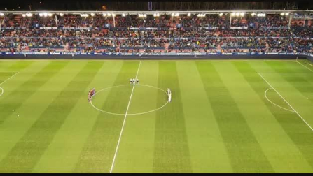 Minuto de silencio en el partido Osasuna - Valldolid por los fallecidos en Estella
