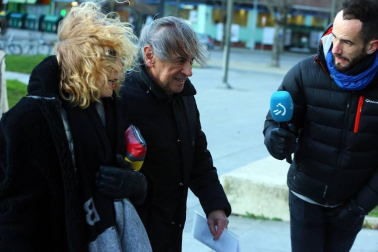 El juicio por el denominado caso Osasuna ha comenzado este lunes pasadas las 9.30 horas. La Sección Segunda de la Audiencia de Navarra enjuicia a seis exdirectivos de Osasuna, tres exjugadores del Betis y dos agentes inmobiliarios acusados de delitos de apropiación indebida, societarios, falsedad en documento mercantil, falsificación de las cuentas anuales y corrupción deportiva (por el supuesto amaño de partidos).