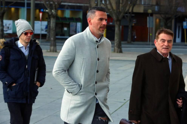 El juicio por el denominado caso Osasuna ha comenzado este lunes pasadas las 9.30 horas. La Sección Segunda de la Audiencia de Navarra enjuicia a seis exdirectivos de Osasuna, tres exjugadores del Betis y dos agentes inmobiliarios acusados de delitos de apropiación indebida, societarios, falsedad en documento mercantil, falsificación de las cuentas anuales y corrupción deportiva (por el supuesto amaño de partidos).