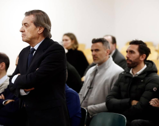 El juicio por el denominado caso Osasuna ha comenzado este lunes pasadas las 9.30 horas. La Sección Segunda de la Audiencia de Navarra enjuicia a seis exdirectivos de Osasuna, tres exjugadores del Betis y dos agentes inmobiliarios acusados de delitos de apropiación indebida, societarios, falsedad en documento mercantil, falsificación de las cuentas anuales y corrupción deportiva (por el supuesto amaño de partidos).