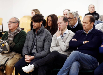 El juicio por el denominado caso Osasuna ha comenzado este lunes pasadas las 9.30 horas. La Sección Segunda de la Audiencia de Navarra enjuicia a seis exdirectivos de Osasuna, tres exjugadores del Betis y dos agentes inmobiliarios acusados de delitos de apropiación indebida, societarios, falsedad en documento mercantil, falsificación de las cuentas anuales y corrupción deportiva (por el supuesto amaño de partidos).