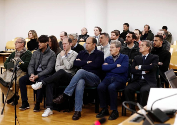 El juicio por el denominado caso Osasuna ha comenzado este lunes pasadas las 9.30 horas. La Sección Segunda de la Audiencia de Navarra enjuicia a seis exdirectivos de Osasuna, tres exjugadores del Betis y dos agentes inmobiliarios acusados de delitos de apropiación indebida, societarios, falsedad en documento mercantil, falsificación de las cuentas anuales y corrupción deportiva (por el supuesto amaño de partidos).