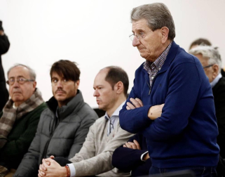 El juicio por el denominado caso Osasuna ha comenzado este lunes pasadas las 9.30 horas. La Sección Segunda de la Audiencia de Navarra enjuicia a seis exdirectivos de Osasuna, tres exjugadores del Betis y dos agentes inmobiliarios acusados de delitos de apropiación indebida, societarios, falsedad en documento mercantil, falsificación de las cuentas anuales y corrupción deportiva (por el supuesto amaño de partidos).