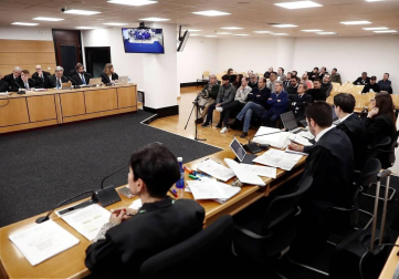 El juicio por el denominado caso Osasuna ha comenzado este lunes pasadas las 9.30 horas. La Sección Segunda de la Audiencia de Navarra enjuicia a seis exdirectivos de Osasuna, tres exjugadores del Betis y dos agentes inmobiliarios acusados de delitos de apropiación indebida, societarios, falsedad en documento mercantil, falsificación de las cuentas anuales y corrupción deportiva (por el supuesto amaño de partidos).