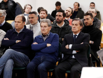 El juicio por el denominado caso Osasuna ha comenzado este lunes pasadas las 9.30 horas. La Sección Segunda de la Audiencia de Navarra enjuicia a seis exdirectivos de Osasuna, tres exjugadores del Betis y dos agentes inmobiliarios acusados de delitos de apropiación indebida, societarios, falsedad en documento mercantil, falsificación de las cuentas anuales y corrupción deportiva (por el supuesto amaño de partidos).