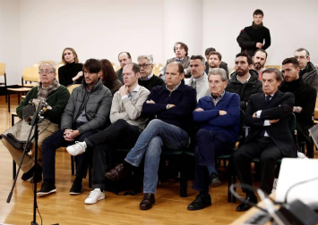 El juicio por el denominado caso Osasuna ha comenzado este lunes pasadas las 9.30 horas. La Sección Segunda de la Audiencia de Navarra enjuicia a seis exdirectivos de Osasuna, tres exjugadores del Betis y dos agentes inmobiliarios acusados de delitos de apropiación indebida, societarios, falsedad en documento mercantil, falsificación de las cuentas anuales y corrupción deportiva (por el supuesto amaño de partidos).