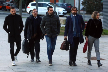 El juicio por el denominado caso Osasuna ha comenzado este lunes pasadas las 9.30 horas. La Sección Segunda de la Audiencia de Navarra enjuicia a seis exdirectivos de Osasuna, tres exjugadores del Betis y dos agentes inmobiliarios acusados de delitos de apropiación indebida, societarios, falsedad en documento mercantil, falsificación de las cuentas anuales y corrupción deportiva (por el supuesto amaño de partidos).