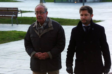 El juicio por el denominado caso Osasuna ha comenzado este lunes pasadas las 9.30 horas. La Sección Segunda de la Audiencia de Navarra enjuicia a seis exdirectivos de Osasuna, tres exjugadores del Betis y dos agentes inmobiliarios acusados de delitos de apropiación indebida, societarios, falsedad en documento mercantil, falsificación de las cuentas anuales y corrupción deportiva (por el supuesto amaño de partidos).