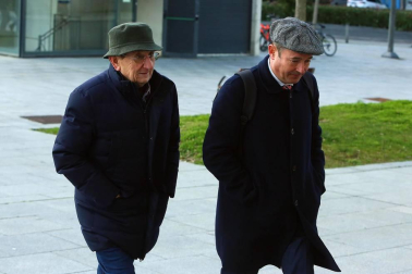 El juicio por el denominado caso Osasuna ha comenzado este lunes pasadas las 9.30 horas. La Sección Segunda de la Audiencia de Navarra enjuicia a seis exdirectivos de Osasuna, tres exjugadores del Betis y dos agentes inmobiliarios acusados de delitos de apropiación indebida, societarios, falsedad en documento mercantil, falsificación de las cuentas anuales y corrupción deportiva (por el supuesto amaño de partidos).