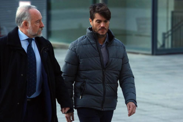 El juicio por el denominado caso Osasuna ha comenzado este lunes pasadas las 9.30 horas. La Sección Segunda de la Audiencia de Navarra enjuicia a seis exdirectivos de Osasuna, tres exjugadores del Betis y dos agentes inmobiliarios acusados de delitos de apropiación indebida, societarios, falsedad en documento mercantil, falsificación de las cuentas anuales y corrupción deportiva (por el supuesto amaño de partidos).