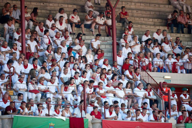 Público asistente a la Plaza de Toros de Pamplona durante la octava corrida de la Feria del Toro 2019 con la ganadería de Miura para los diestros Rafaelillo, Octavio Chacón y Juan Leal.