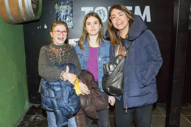Ana Guerra y Cepeda, dos de los artistas más queridos de la pasada edición de Operación Triunfo, actuaron conjuntamente en la sala Totem de Villava el pasado viernes. Unidos dentro de la gira ImaginBank, ambos cantantes fueron desgranando algunos de sus nuevos éxitos como 'Esta vez', en el caso de Cepeda, o 'Bajito', primer single del nuevo disco de Ana Guerra, que ha bautizado 'Reflexión'.