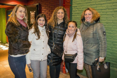 Ana Guerra y Cepeda, dos de los artistas más queridos de la pasada edición de Operación Triunfo, actuaron conjuntamente en la sala Totem de Villava el pasado viernes. Unidos dentro de la gira ImaginBank, ambos cantantes fueron desgranando algunos de sus nuevos éxitos como 'Esta vez', en el caso de Cepeda, o 'Bajito', primer single del nuevo disco de Ana Guerra, que ha bautizado 'Reflexión'.