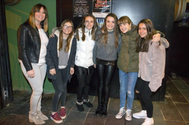 Ana Guerra y Cepeda, dos de los artistas más queridos de la pasada edición de Operación Triunfo, actuaron conjuntamente en la sala Totem de Villava el pasado viernes. Unidos dentro de la gira ImaginBank, ambos cantantes fueron desgranando algunos de sus nuevos éxitos como 'Esta vez', en el caso de Cepeda, o 'Bajito', primer single del nuevo disco de Ana Guerra, que ha bautizado 'Reflexión'.