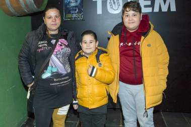 Ana Guerra y Cepeda, dos de los artistas más queridos de la pasada edición de Operación Triunfo, actuaron conjuntamente en la sala Totem de Villava el pasado viernes. Unidos dentro de la gira ImaginBank, ambos cantantes fueron desgranando algunos de sus nuevos éxitos como 'Esta vez', en el caso de Cepeda, o 'Bajito', primer single del nuevo disco de Ana Guerra, que ha bautizado 'Reflexión'.