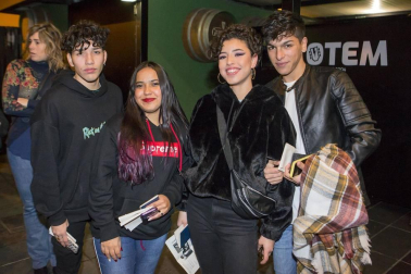 Ana Guerra y Cepeda, dos de los artistas más queridos de la pasada edición de Operación Triunfo, actuaron conjuntamente en la sala Totem de Villava el pasado viernes. Unidos dentro de la gira ImaginBank, ambos cantantes fueron desgranando algunos de sus nuevos éxitos como 'Esta vez', en el caso de Cepeda, o 'Bajito', primer single del nuevo disco de Ana Guerra, que ha bautizado 'Reflexión'.