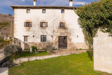 Descubre Sorguinetxe, casa palaciega del S.XVII a la venta en Larraona, un lugar idílico para disfrutar de la naturaleza