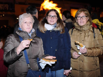 La noche del jueves 16 los vecinos de Cadreita se reunieron, tras la misa y salve en honor a San Antón, en la Plaza para disfrutar del encendido tradicional de las hogueras. Durante el acto, que estuvo amenizado por la Banda Municipal de Cadreita, se repartió entre los presentes nueces, tostadas y queso con membrillo.
