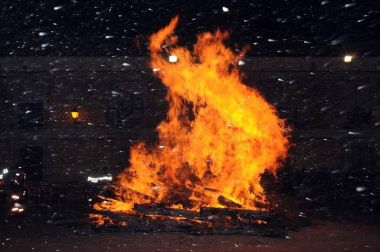 La noche del jueves 16 los vecinos de Cadreita se reunieron, tras la misa y salve en honor a San Antón, en la Plaza para disfrutar del encendido tradicional de las hogueras. Durante el acto, que estuvo amenizado por la Banda Municipal de Cadreita, se repartió entre los presentes nueces, tostadas y queso con membrillo.