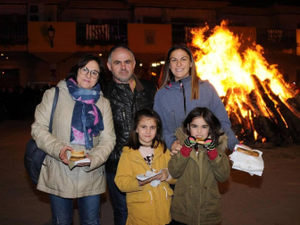 La noche del jueves 16 los vecinos de Cadreita se reunieron, tras la misa y salve en honor a San Antón, en la Plaza para disfrutar del encendido tradicional de las hogueras. Durante el acto, que estuvo amenizado por la Banda Municipal de Cadreita, se repartió entre los presentes nueces, tostadas y queso con membrillo.