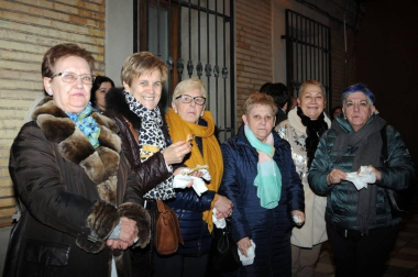 La noche del jueves 16 los vecinos de Cadreita se reunieron, tras la misa y salve en honor a San Antón, en la Plaza para disfrutar del encendido tradicional de las hogueras. Durante el acto, que estuvo amenizado por la Banda Municipal de Cadreita, se repartió entre los presentes nueces, tostadas y queso con membrillo.