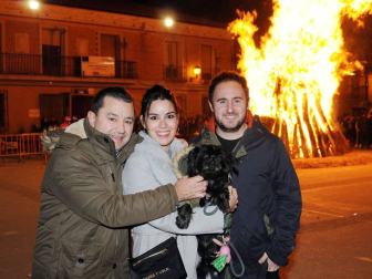 La noche del jueves 16 los vecinos de Cadreita se reunieron, tras la misa y salve en honor a San Antón, en la Plaza para disfrutar del encendido tradicional de las hogueras. Durante el acto, que estuvo amenizado por la Banda Municipal de Cadreita, se repartió entre los presentes nueces, tostadas y queso con membrillo.
