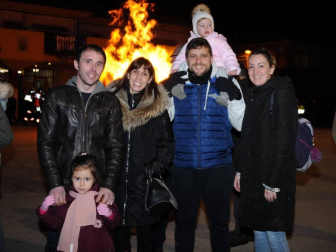 La noche del jueves 16 los vecinos de Cadreita se reunieron, tras la misa y salve en honor a San Antón, en la Plaza para disfrutar del encendido tradicional de las hogueras. Durante el acto, que estuvo amenizado por la Banda Municipal de Cadreita, se repartió entre los presentes nueces, tostadas y queso con membrillo.
