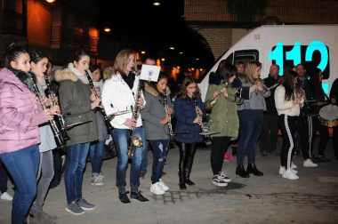 La noche del jueves 16 los vecinos de Cadreita se reunieron, tras la misa y salve en honor a San Antón, en la Plaza para disfrutar del encendido tradicional de las hogueras. Durante el acto, que estuvo amenizado por la Banda Municipal de Cadreita, se repartió entre los presentes nueces, tostadas y queso con membrillo.