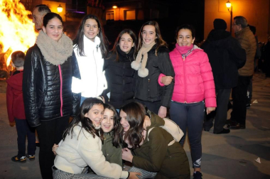La noche del jueves 16 los vecinos de Cadreita se reunieron, tras la misa y salve en honor a San Antón, en la Plaza para disfrutar del encendido tradicional de las hogueras. Durante el acto, que estuvo amenizado por la Banda Municipal de Cadreita, se repartió entre los presentes nueces, tostadas y queso con membrillo.