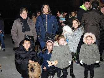 La noche del jueves 16 los vecinos de Cadreita se reunieron, tras la misa y salve en honor a San Antón, en la Plaza para disfrutar del encendido tradicional de las hogueras. Durante el acto, que estuvo amenizado por la Banda Municipal de Cadreita, se repartió entre los presentes nueces, tostadas y queso con membrillo.