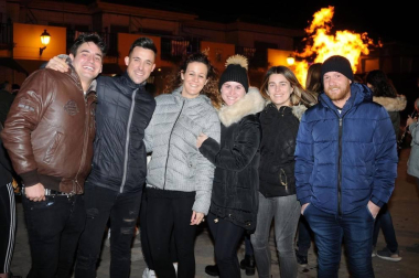 La noche del jueves 16 los vecinos de Cadreita se reunieron, tras la misa y salve en honor a San Antón, en la Plaza para disfrutar del encendido tradicional de las hogueras. Durante el acto, que estuvo amenizado por la Banda Municipal de Cadreita, se repartió entre los presentes nueces, tostadas y queso con membrillo.