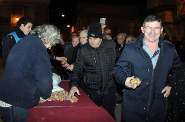 La noche del jueves 16 los vecinos de Cadreita se reunieron, tras la misa y salve en honor a San Antón, en la Plaza para disfrutar del encendido tradicional de las hogueras. Durante el acto, que estuvo amenizado por la Banda Municipal de Cadreita, se repartió entre los presentes nueces, tostadas y queso con membrillo.
