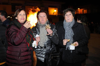 La noche del jueves 16 los vecinos de Cadreita se reunieron, tras la misa y salve en honor a San Antón, en la Plaza para disfrutar del encendido tradicional de las hogueras. Durante el acto, que estuvo amenizado por la Banda Municipal de Cadreita, se repartió entre los presentes nueces, tostadas y queso con membrillo.